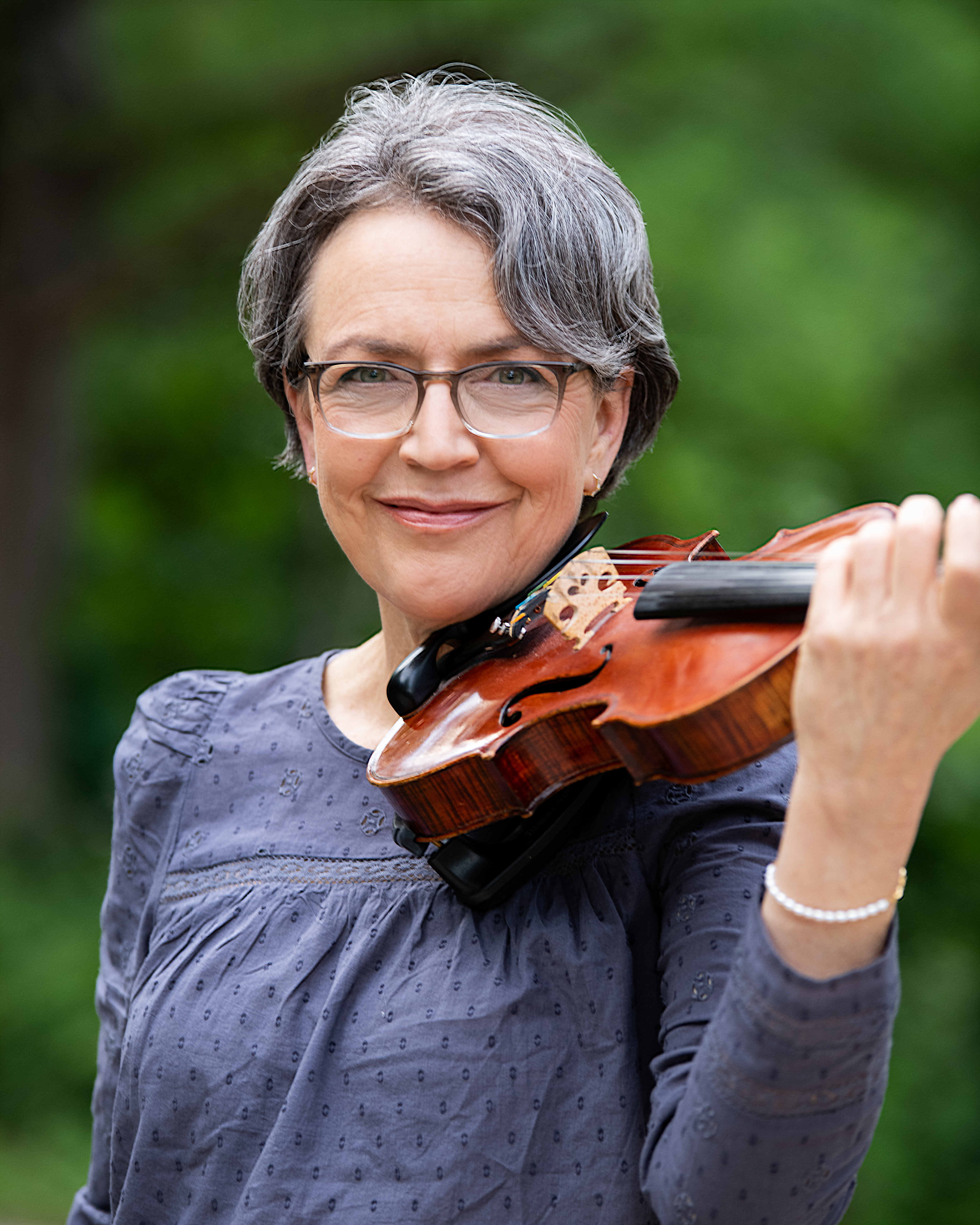 Jennifer Martens holding violin